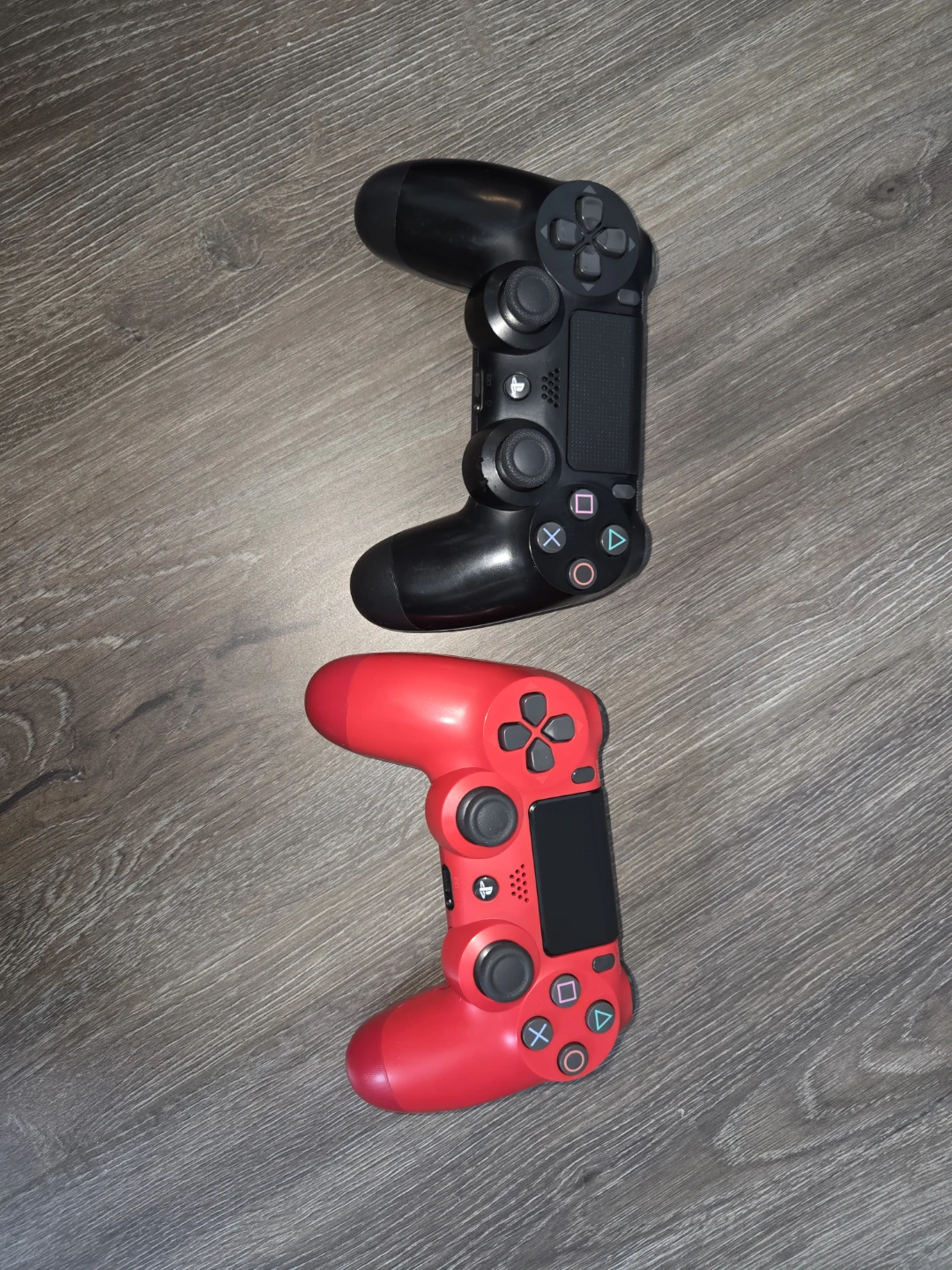 PS4 Dualshock Controllers (black & red) & Charging Station - photo 3