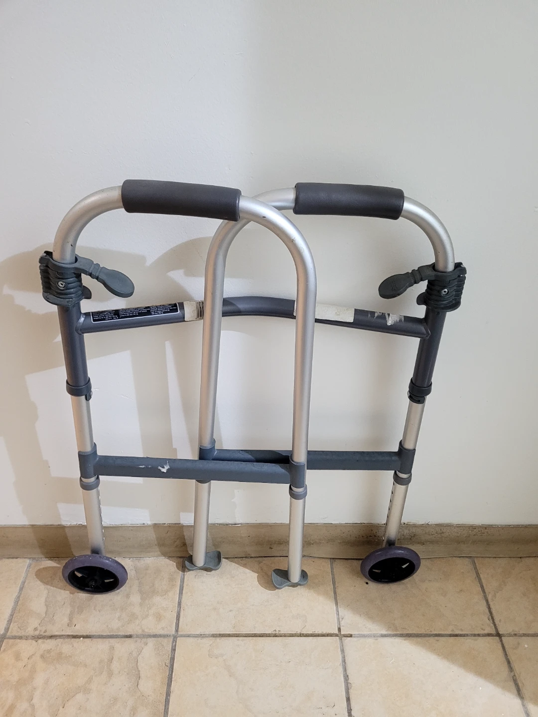 Folding Walker with Wheels🥕 - photo 2