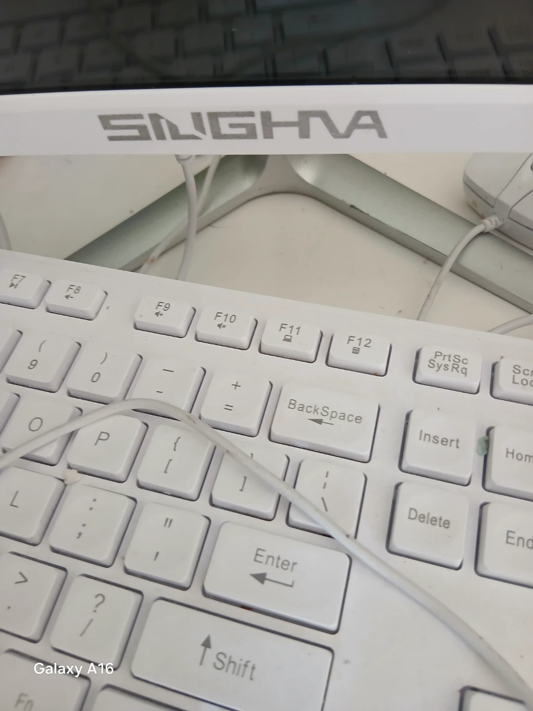 White SIGNA Monitor and Keyboard Set