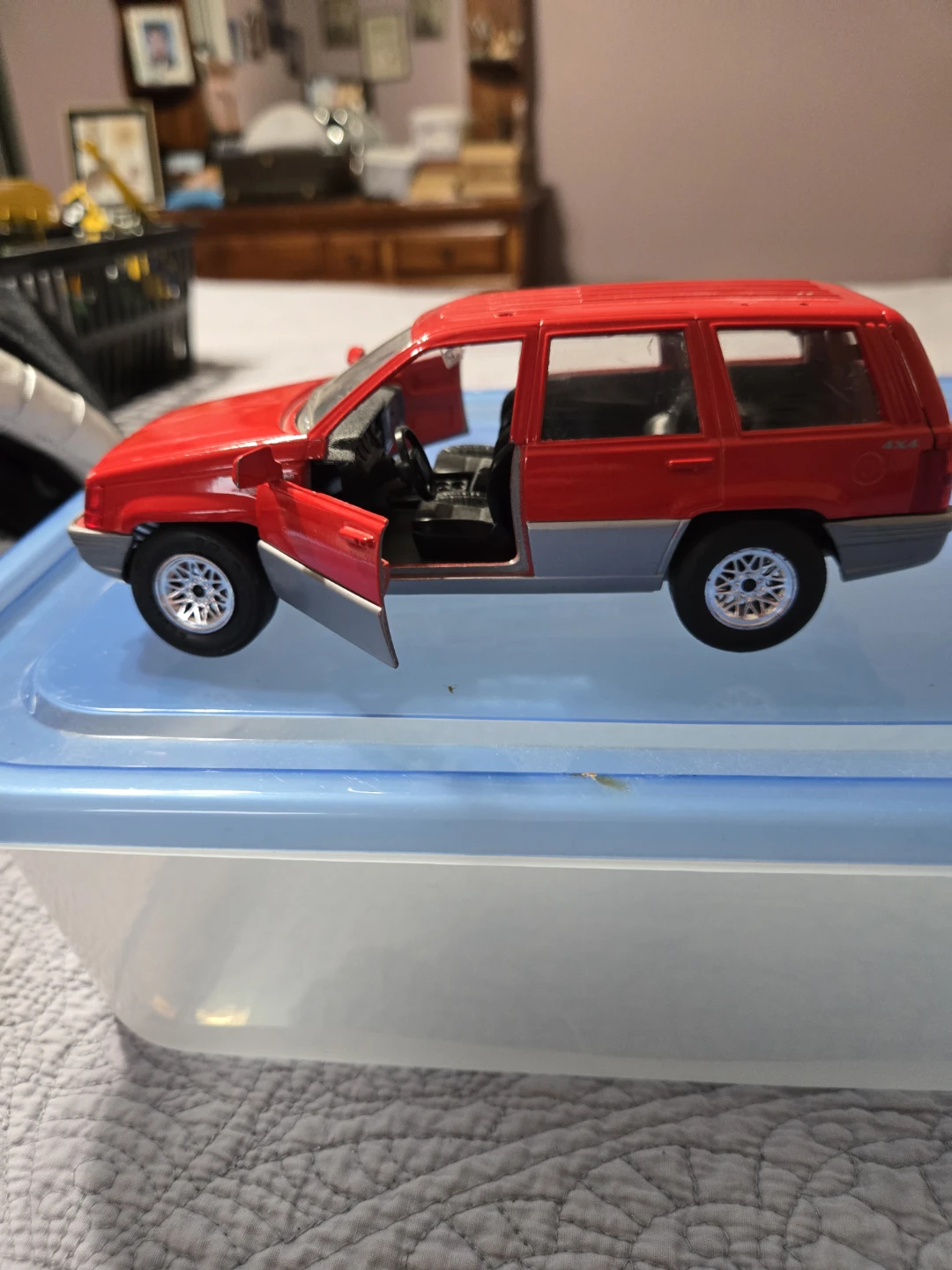 Majorette 1:24 Scale Red Diecast Jeep Grand Cherokee 4x4