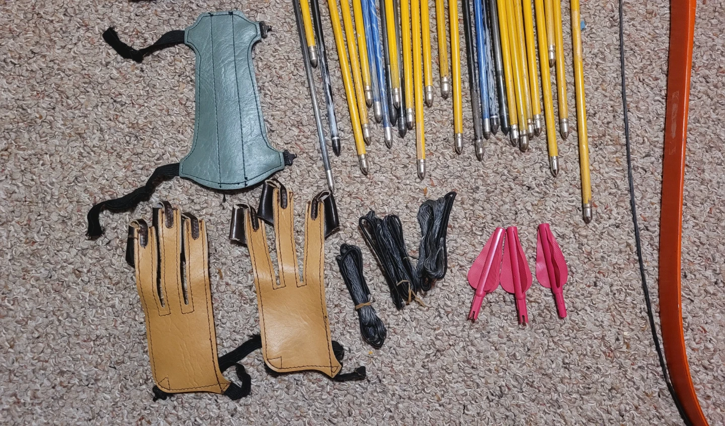Recurve Bow & 28 Arrows + Accessories - photo 3