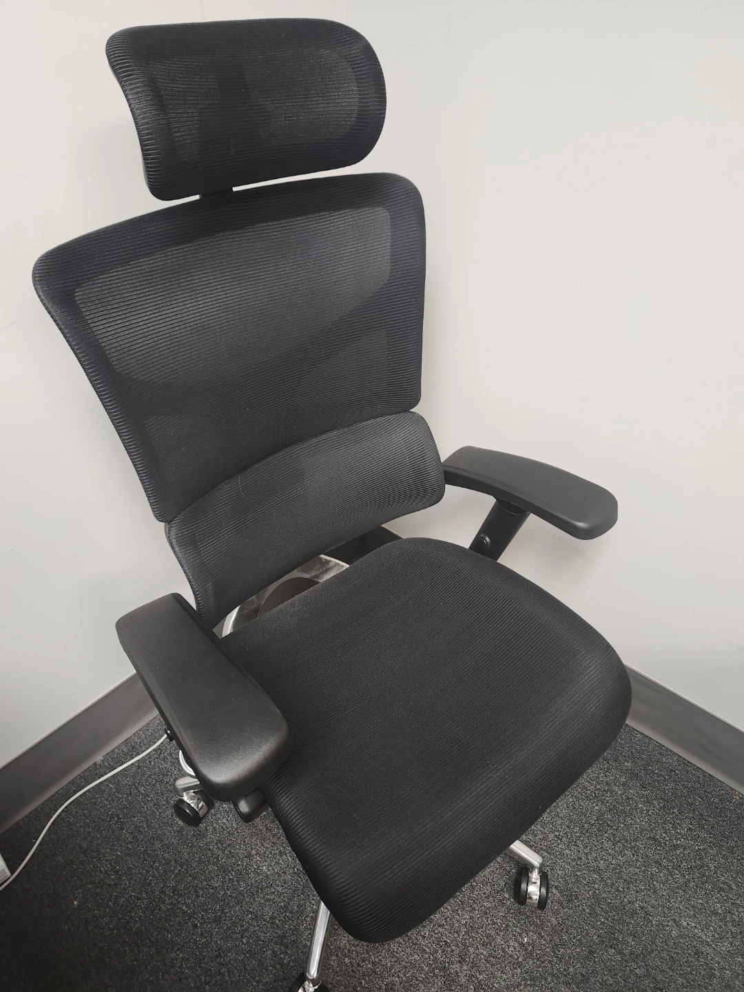Black Ergonomic Mesh Office Chair with Headrest