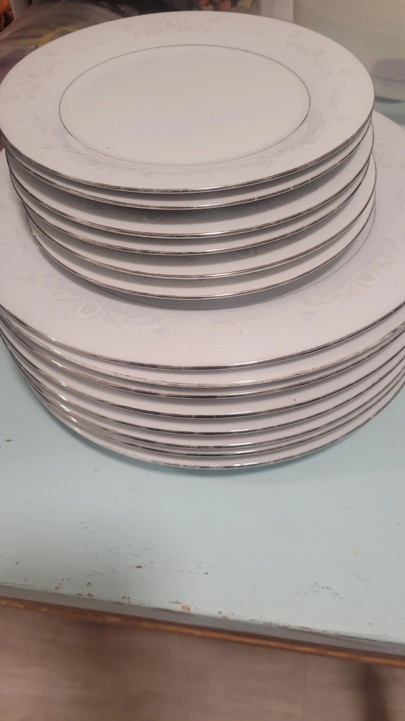Crown Ming Fine China Dinner Plates (Set of 14)