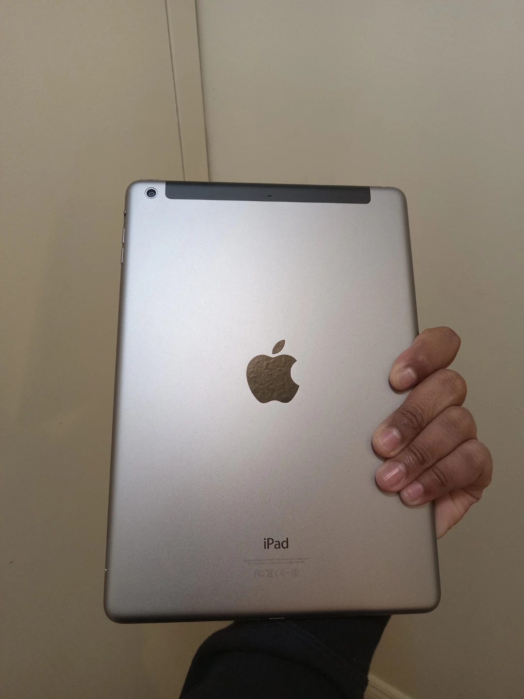 Ipad like new with Charger - photo 2