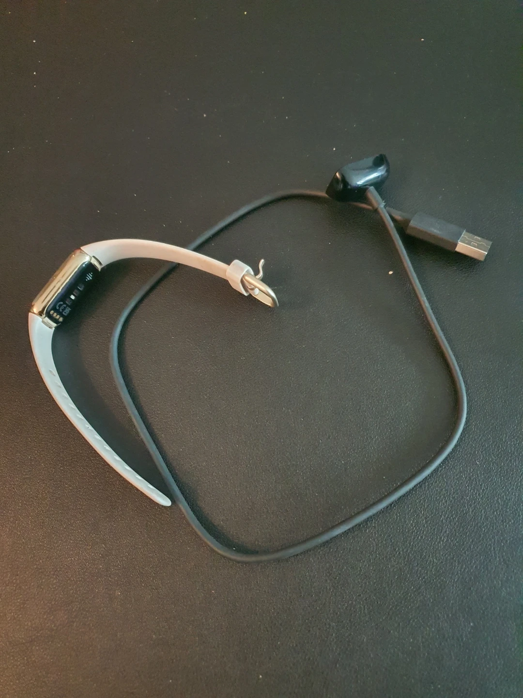 Fitbit Luxe Fitness Tracker with Charger - photo 2