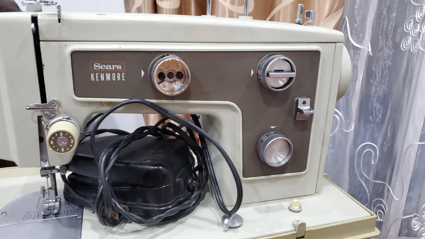 Sears Kenmore Sewing Machine with Case and Foot Pedal - photo 4
