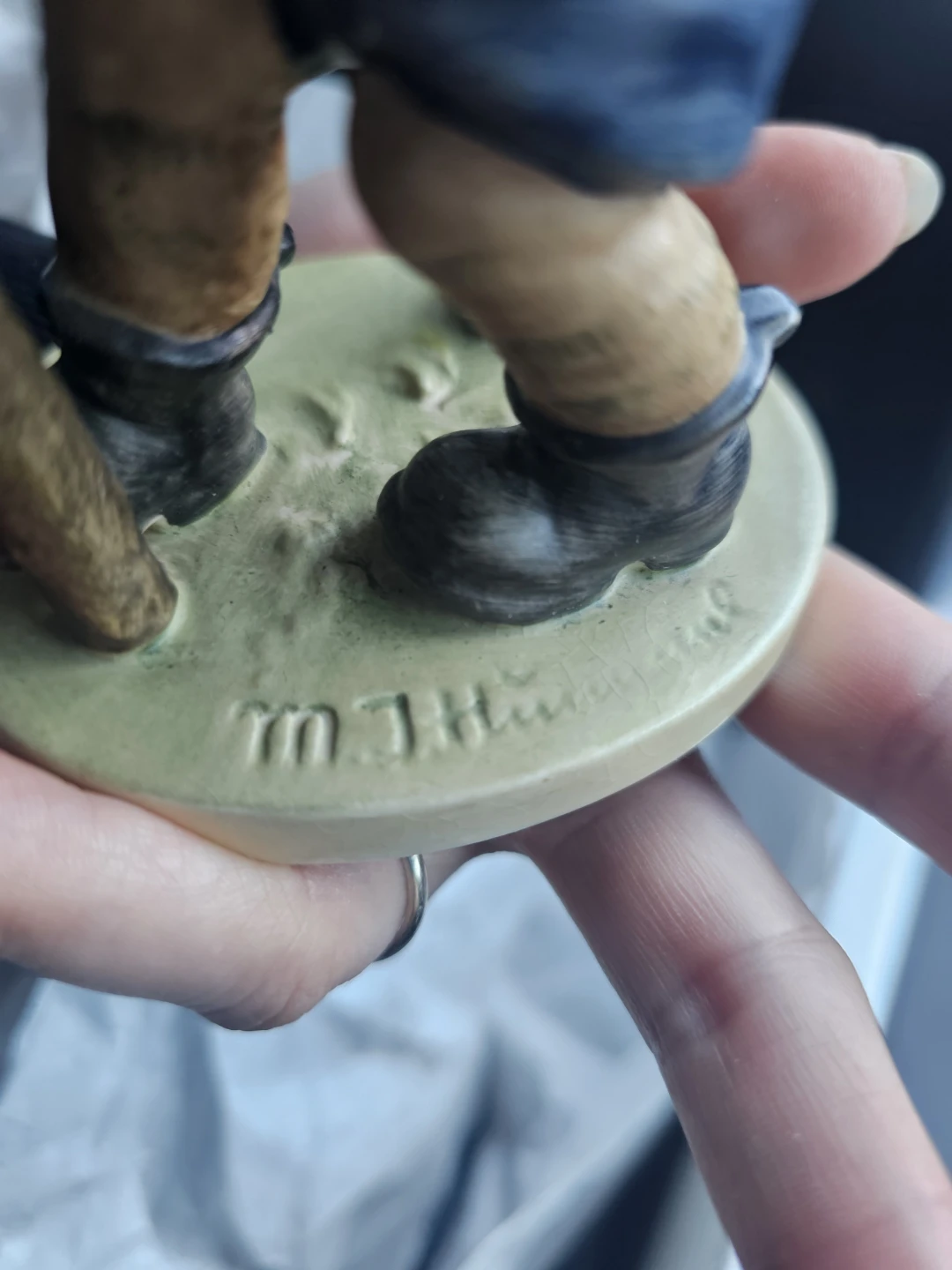 This is a Hummel Goebel "On Secret Path" figurine, 386 - photo 2