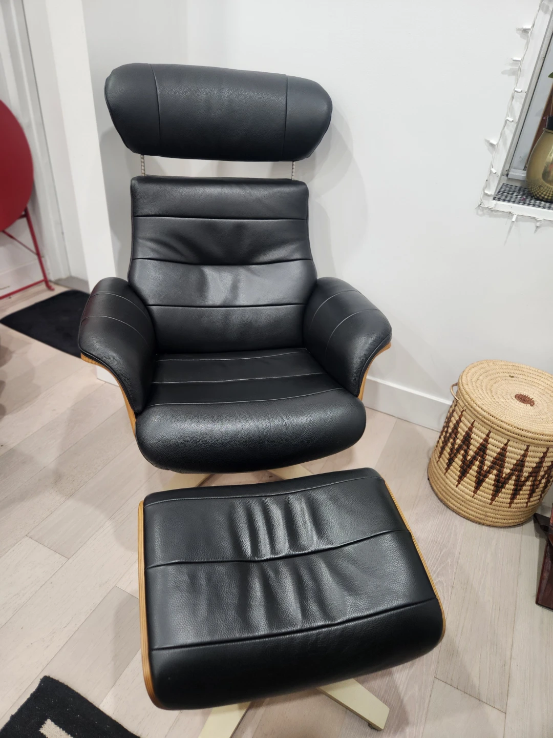 Black Leather Swivel Lounge Chair & Ottoman