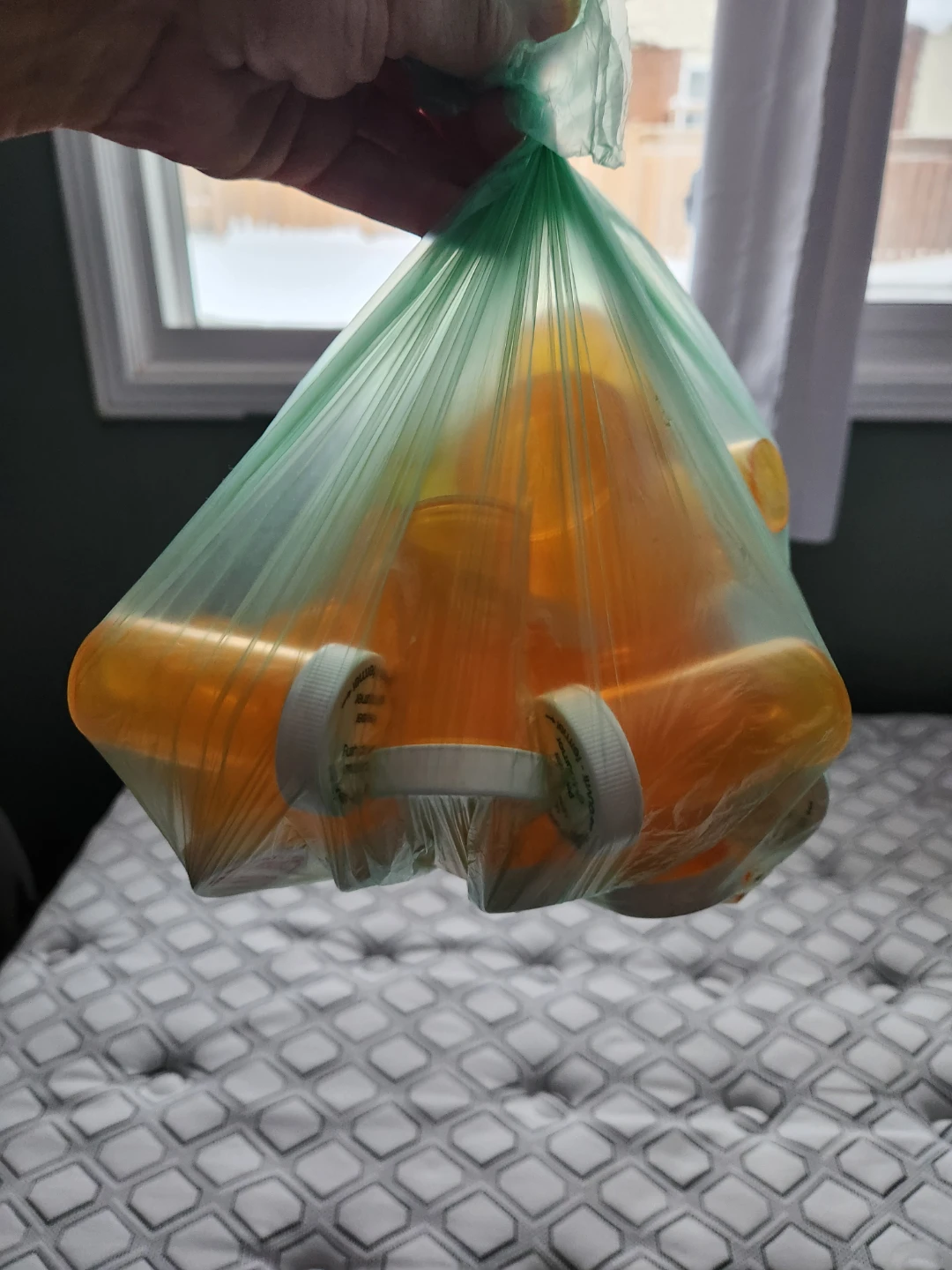 Free empty pill bottles - photo 2