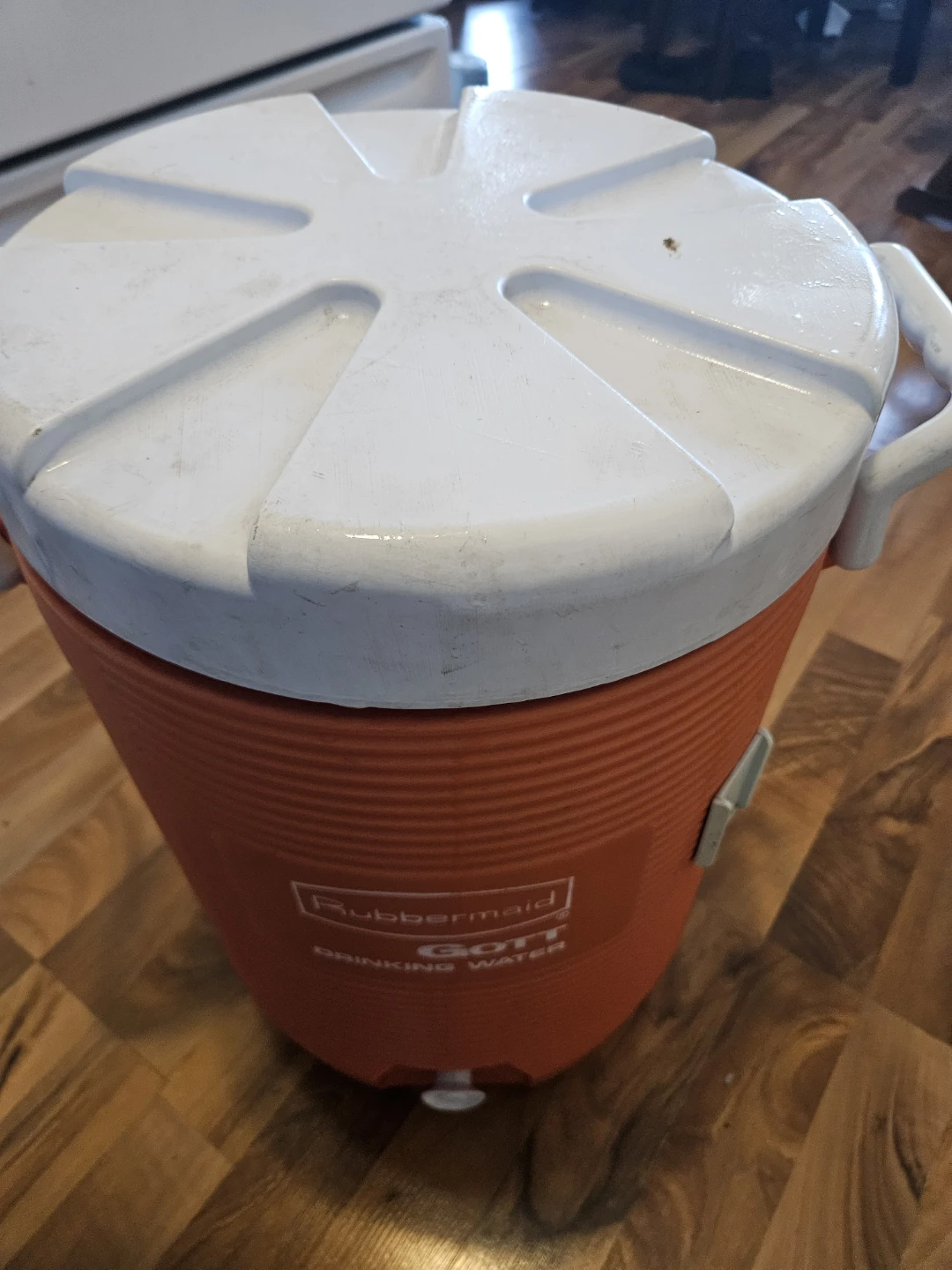 Large Rubbermaid Drinking Water Cooler 🥕