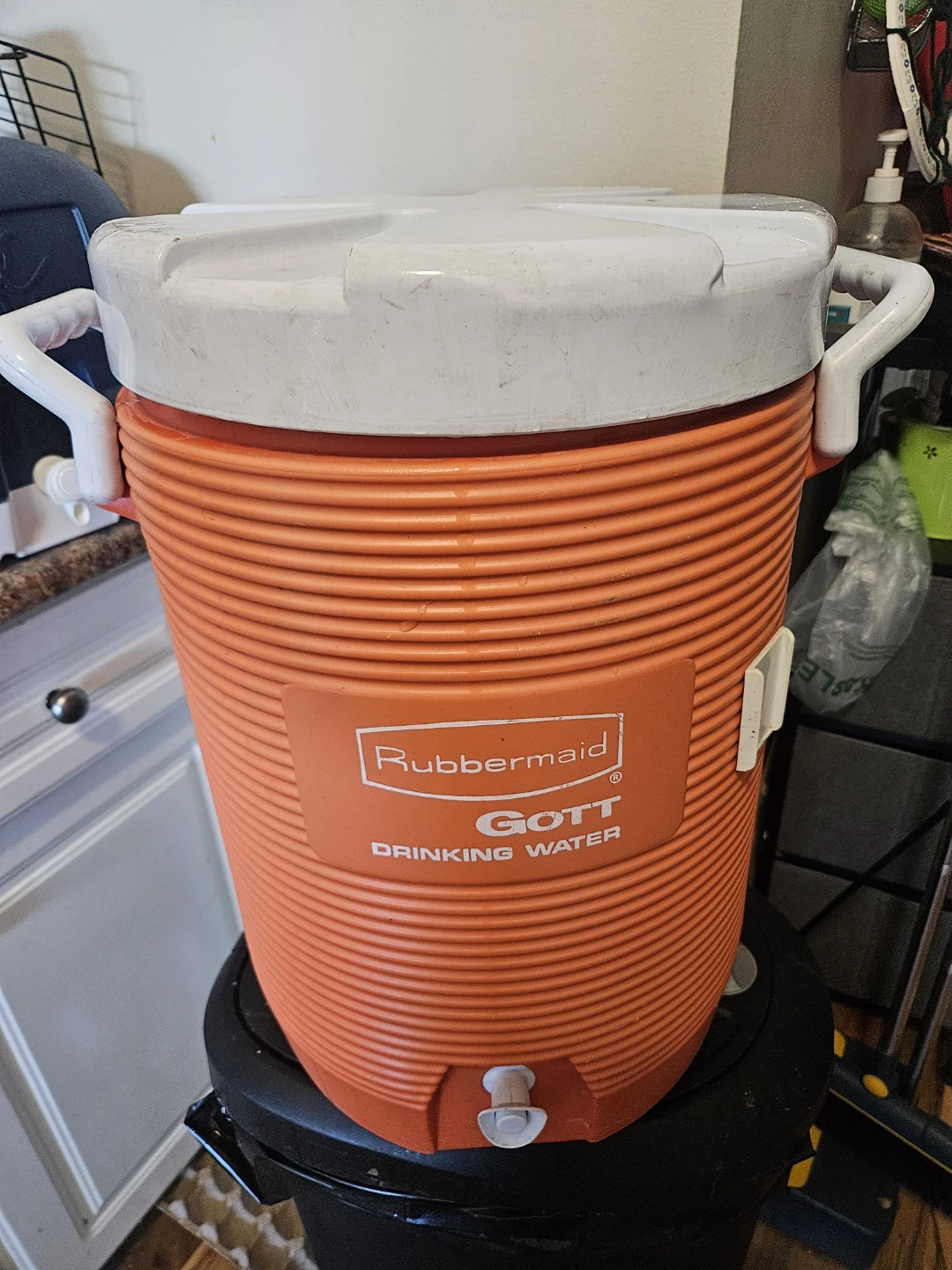 Large Rubbermaid Drinking Water Cooler 🥕 - photo 2