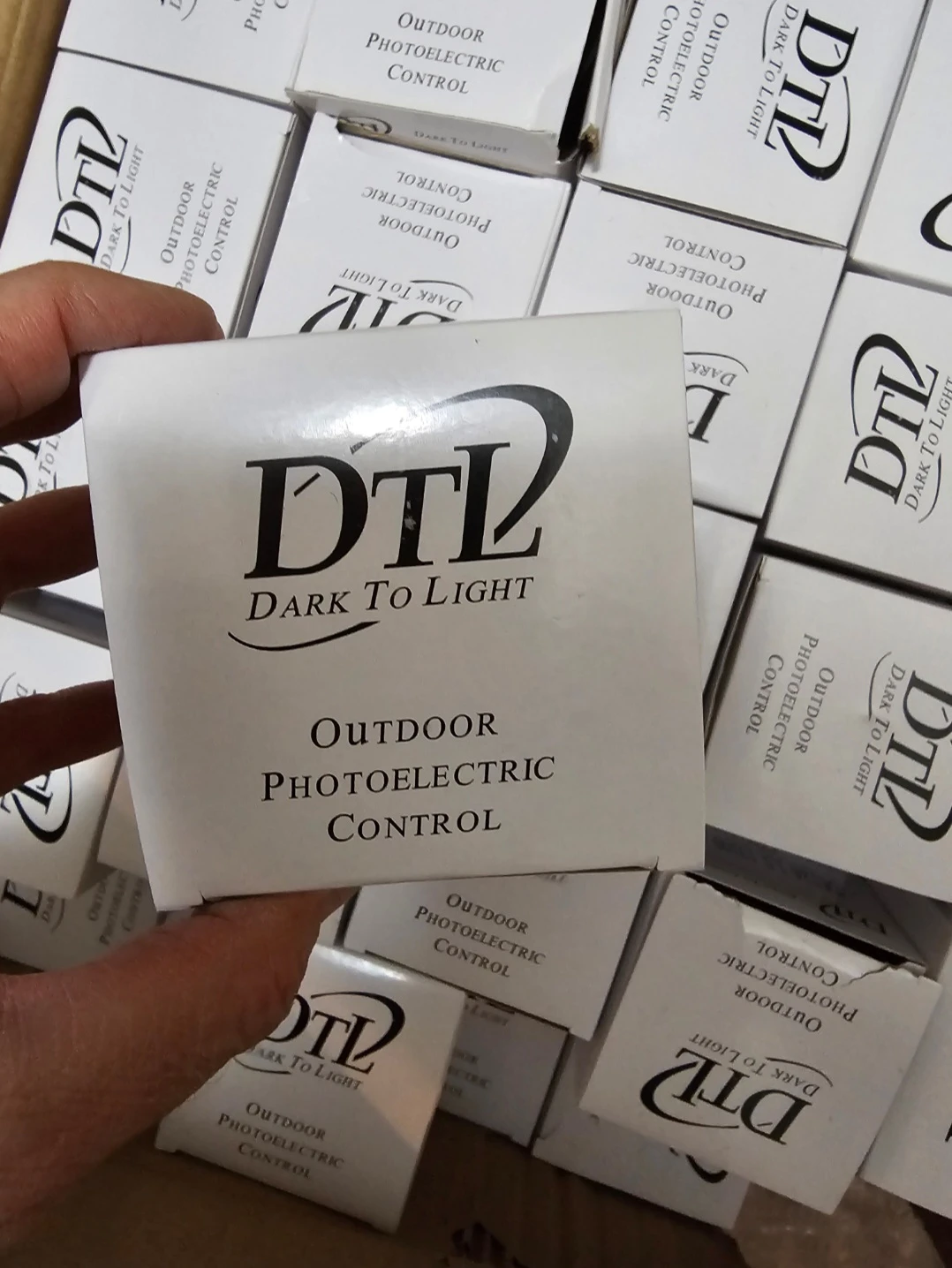 DTL  (dark to light ) OuTDOOR PHOTOELECTRIC CONTROL