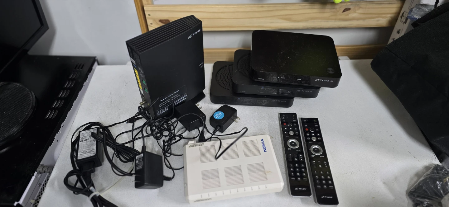 Telus and Nokia Modem and Router Bundle with Remotes - photo 2