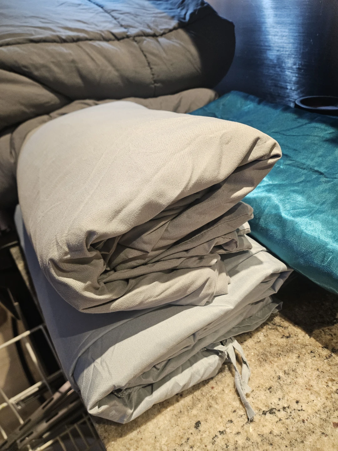 King duvet, 2x duvet covers and 3x flat sheets - photo 3