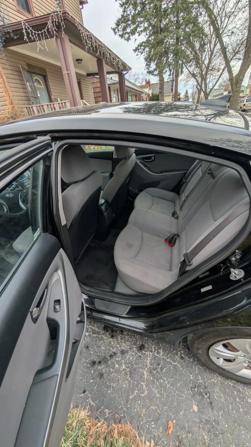 Hyundai Elantra - Black Sedan - photo 5