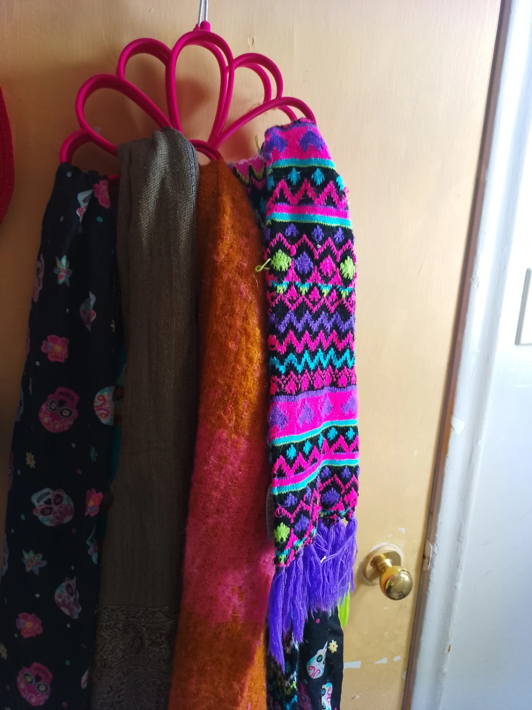 Pink Flower-Shaped Scarf Hanger - photo 2