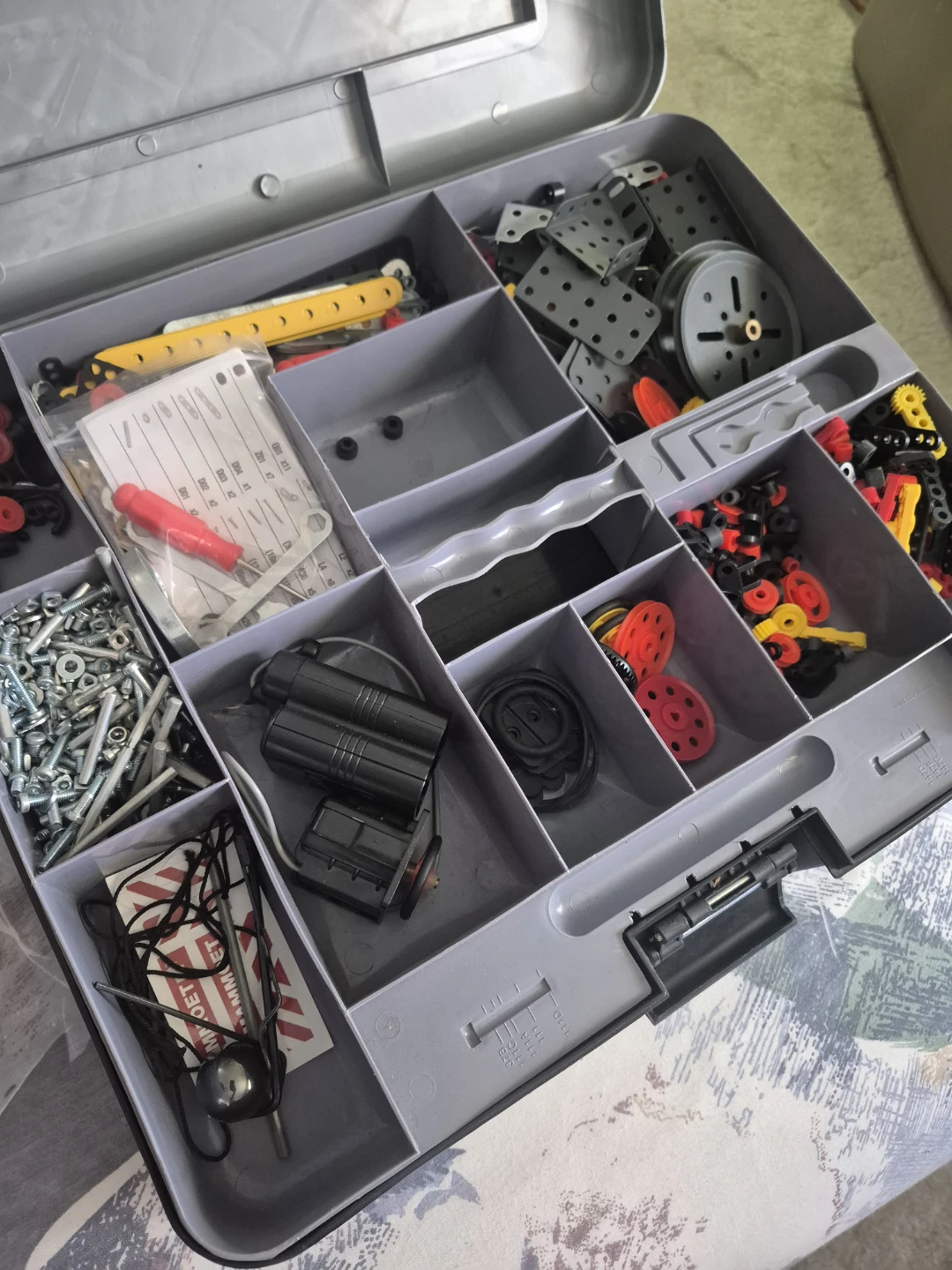 Metal build and play set.