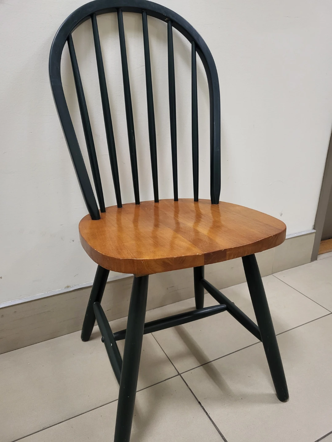 🏏​Solid Wood Windsor Chair – Sturdy & Classic