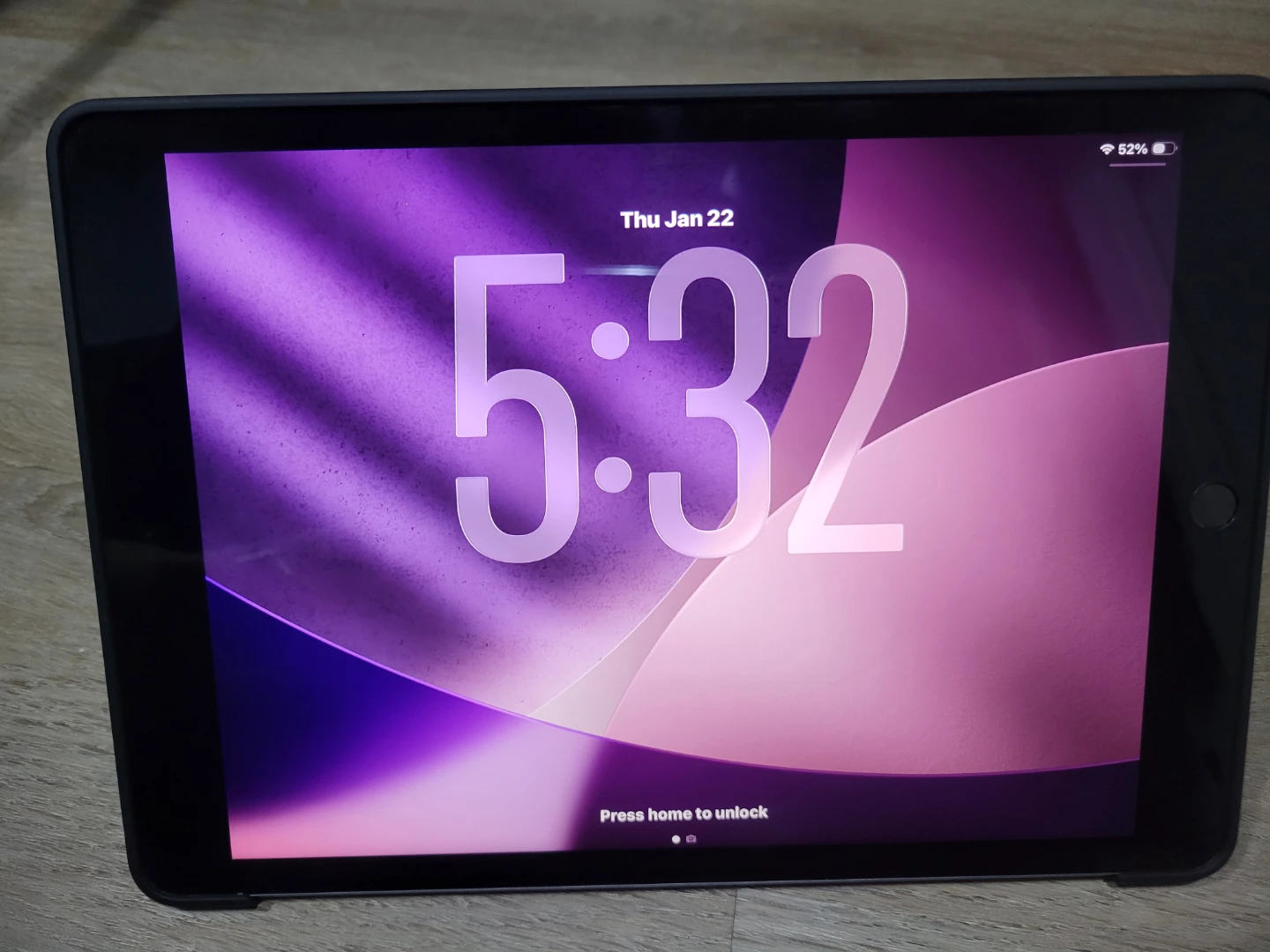 Apple iPad 8 No issues, latest iOS 26.2 with Case