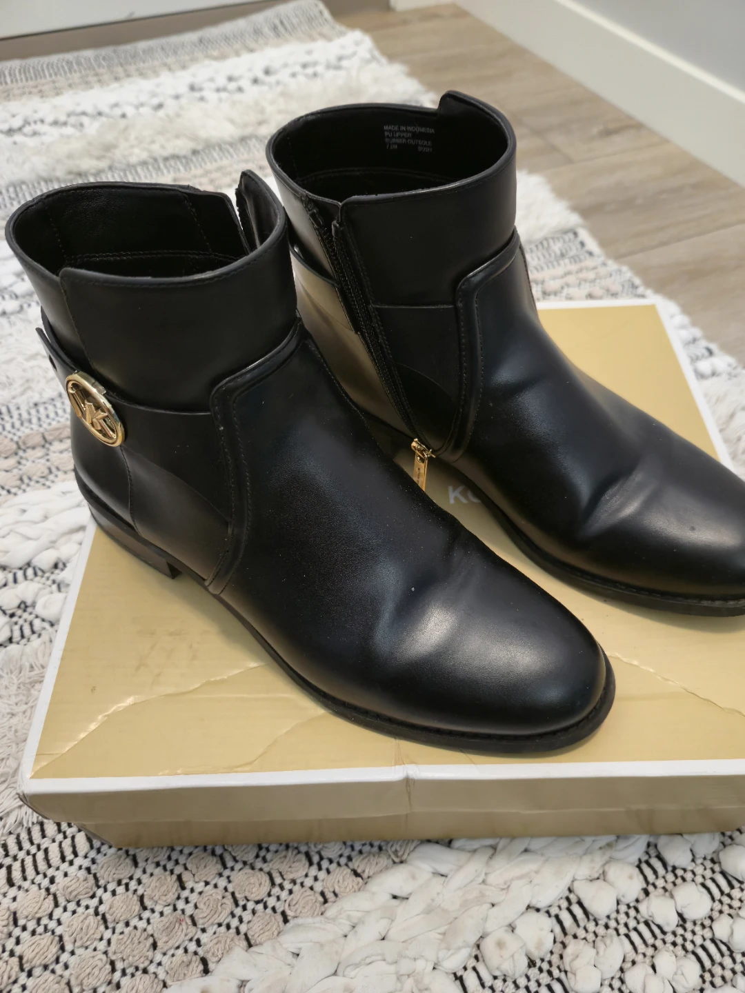 Michael Kors Black Leather Ankle Boots, Size 7.5 Women - photo 3
