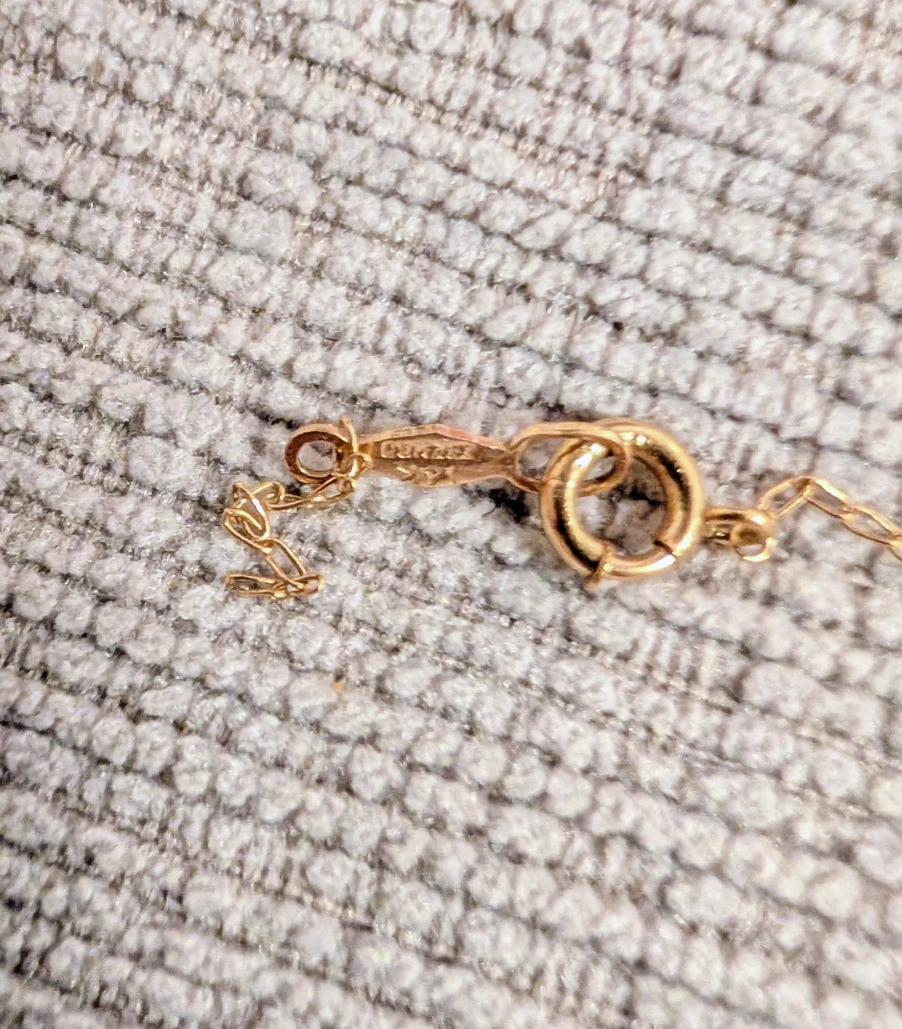 Gold Coloured Chain Necklace (Clasp Needs to Be Repaired) - photo 4