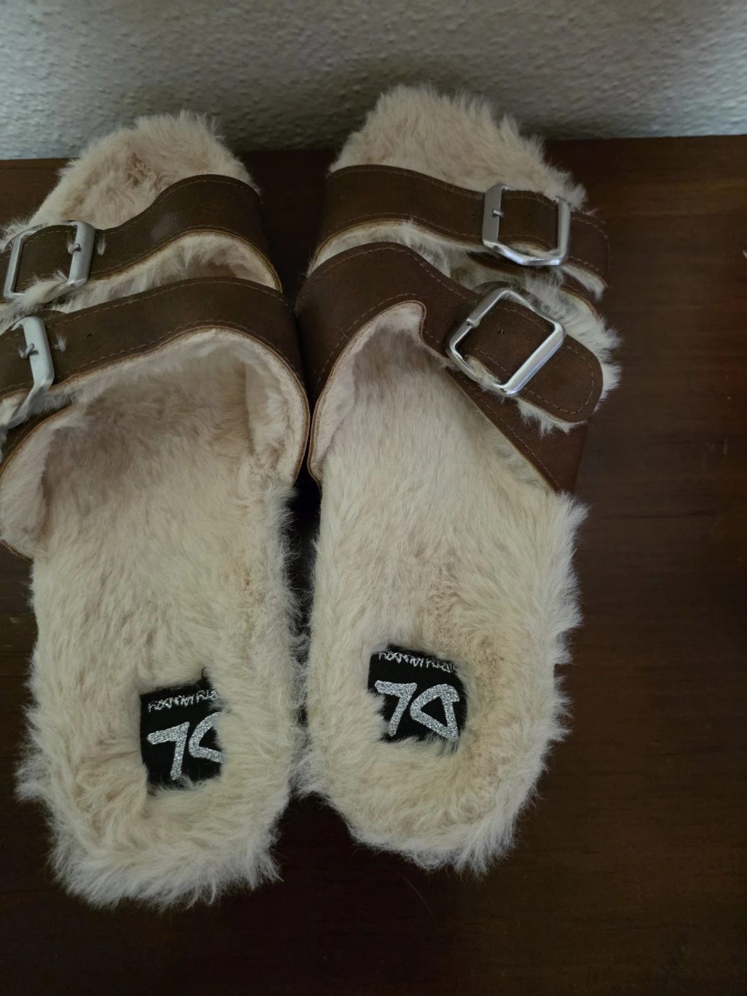 DL Sport Furry Slides Size 41