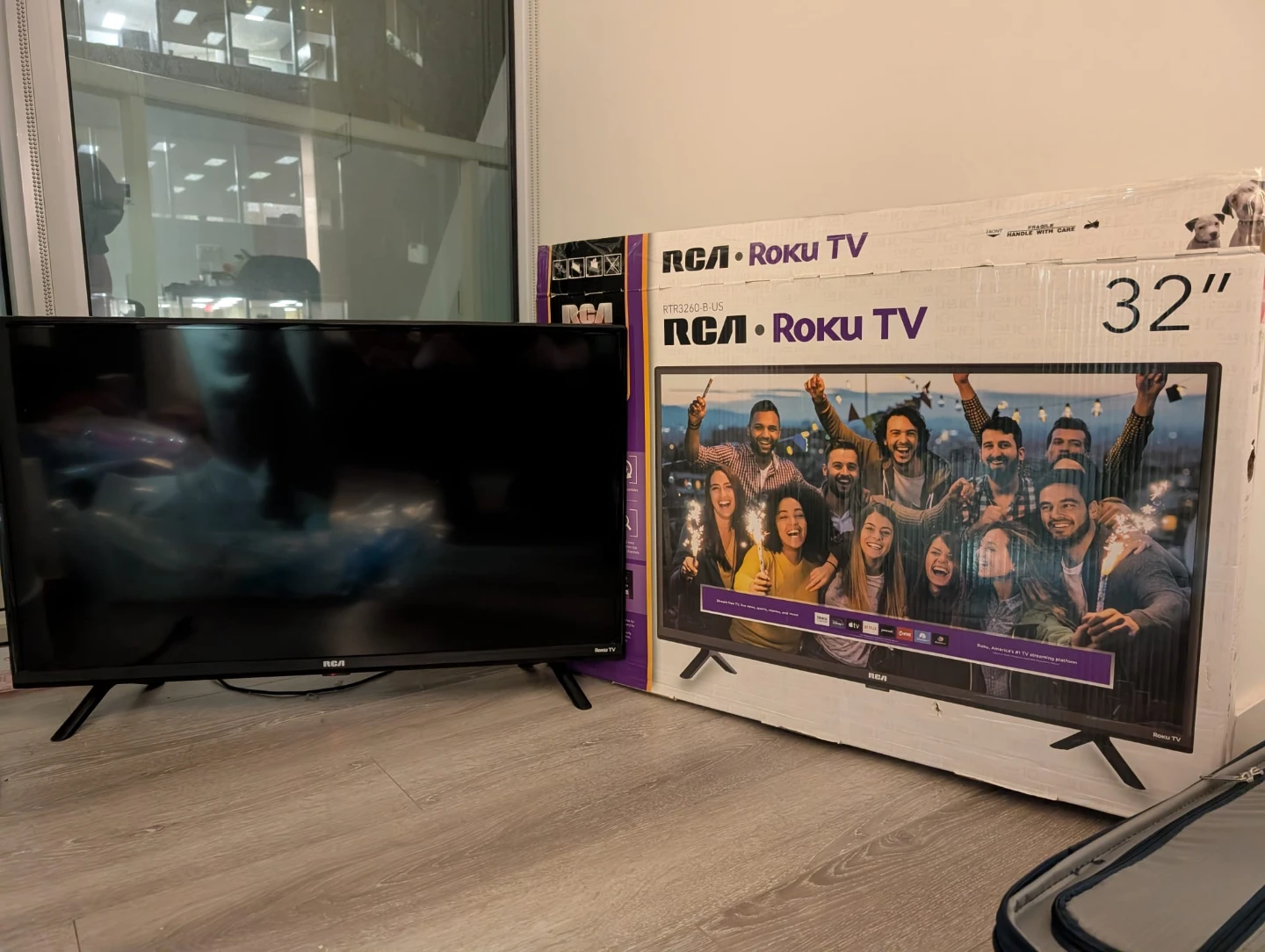 Roku 32" smart tv and remote - photo 2