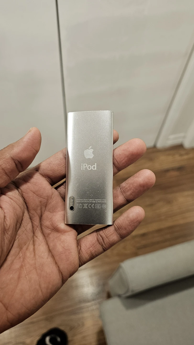 Apple iPod Nano 5th Generation - photo 2