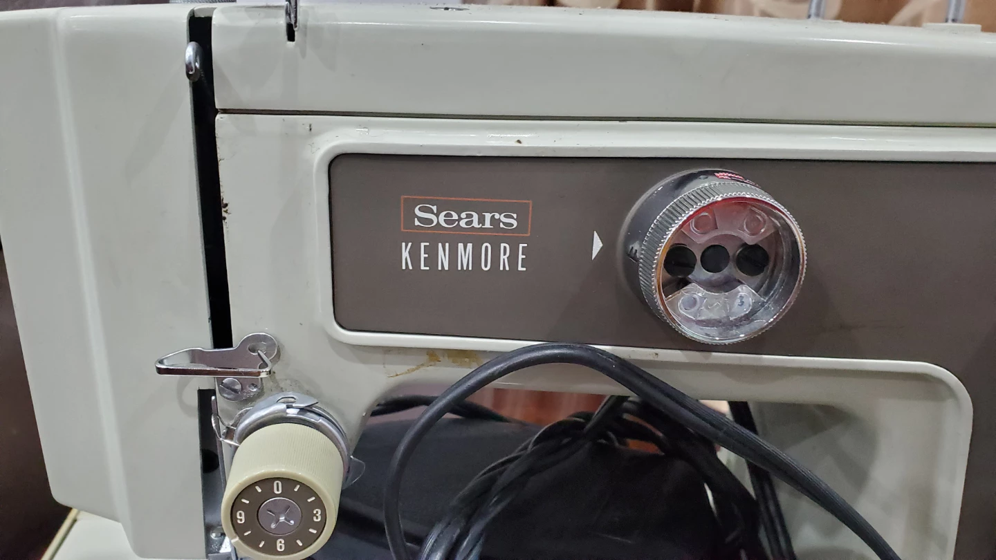 Sears Kenmore Sewing Machine with Case and Foot Pedal - photo 3