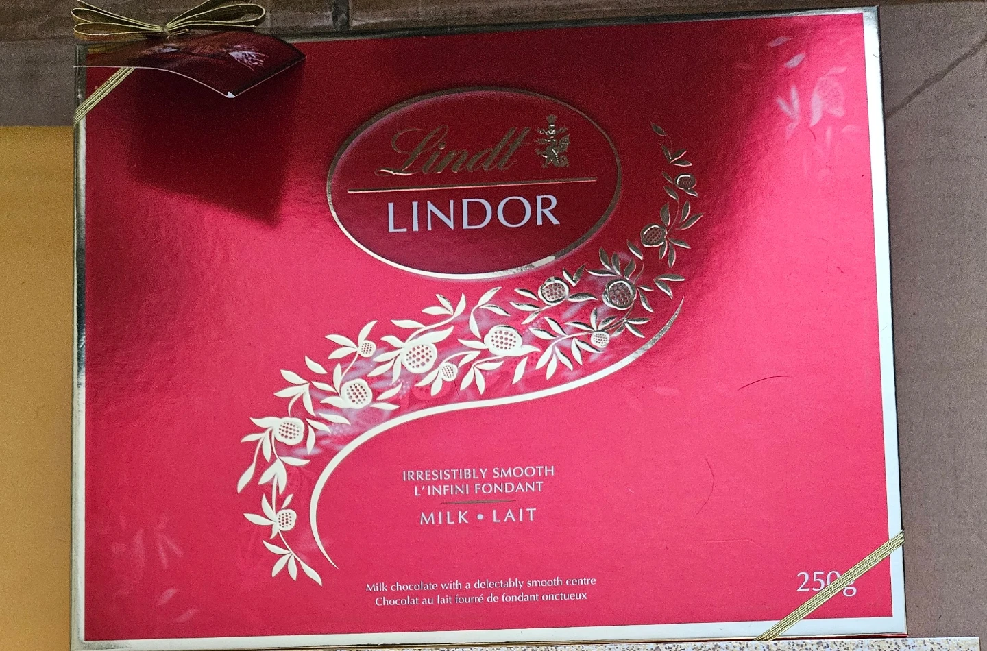 Lindt Pralinés Classiques & Lindor Chocolate Box, BNIB $12 each - photo 2