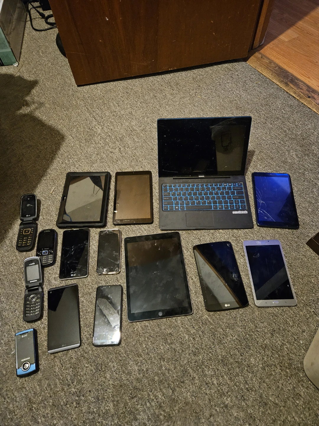 Mixed Lot of Electronics - Phones, Tablets, Laptop - photo 2