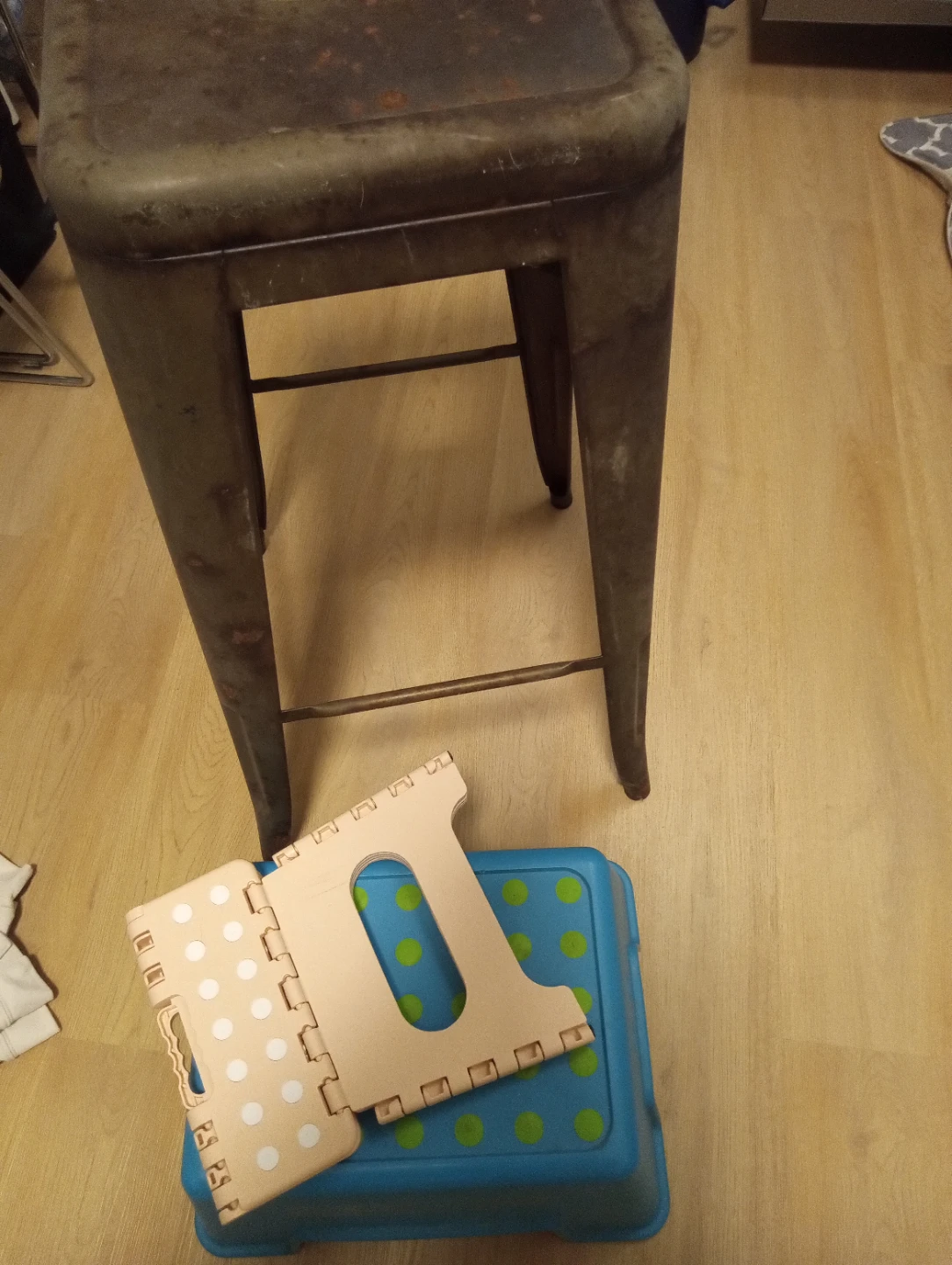 Metal Stool and garden chairs $20 - photo 2