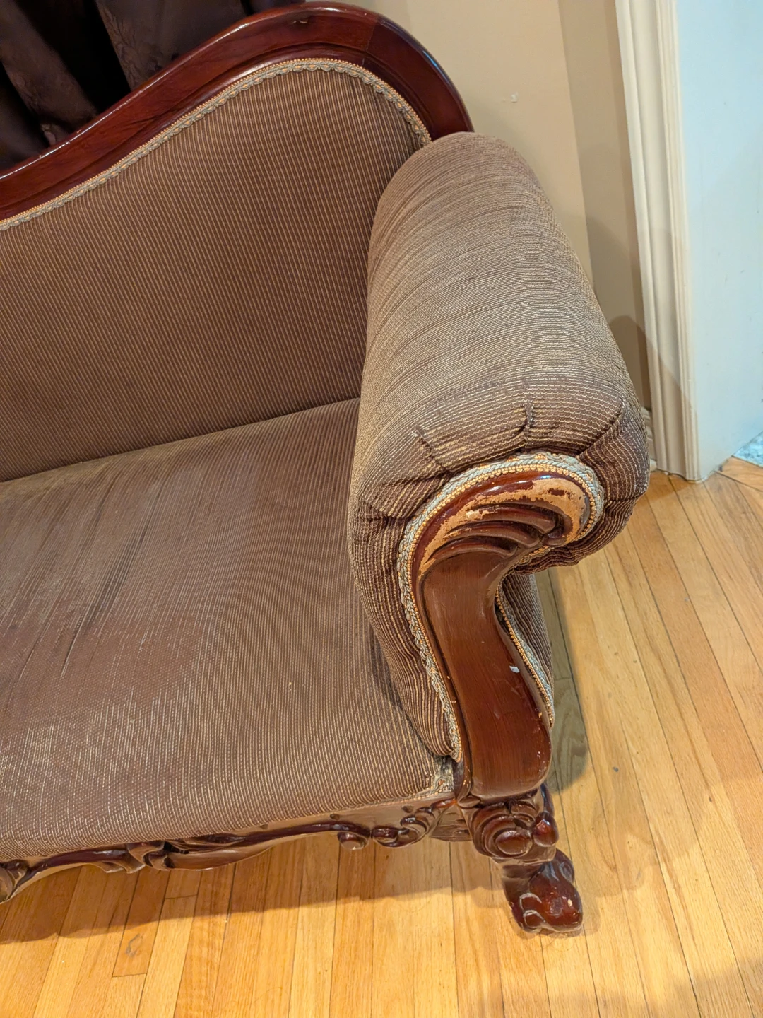 Antique Style Brown Chaise Lounge - photo 4