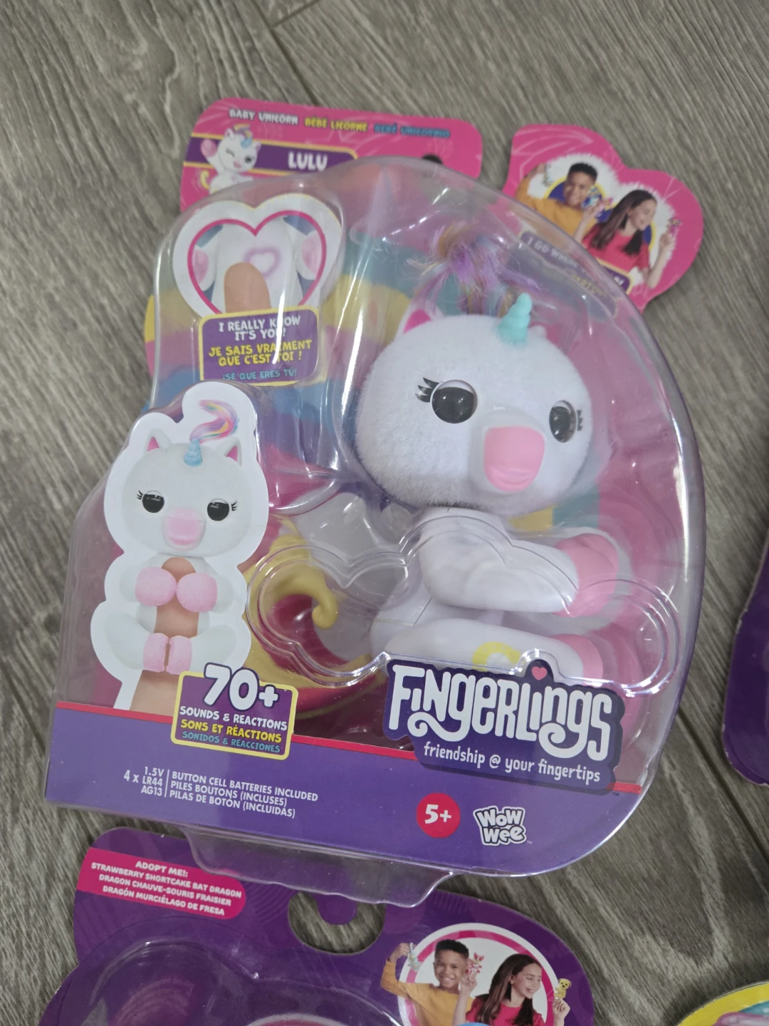 4 brand new fingerlings toys - photo 2