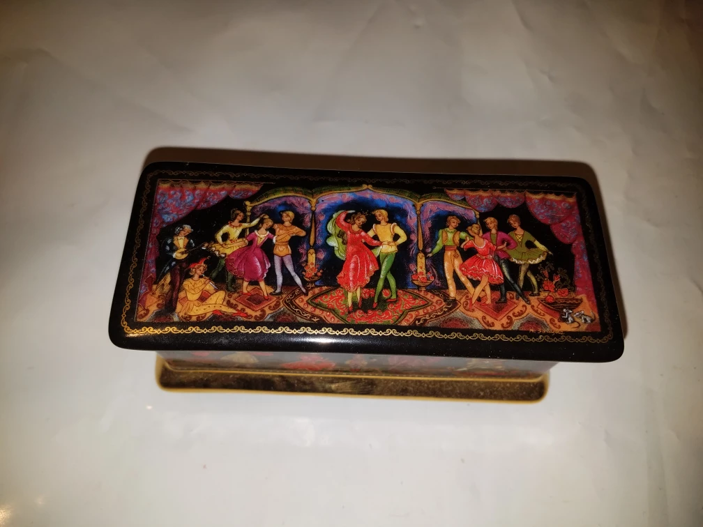 Ardleigh Elliott & Sons Russian Nutcracker porcelain music box. 
