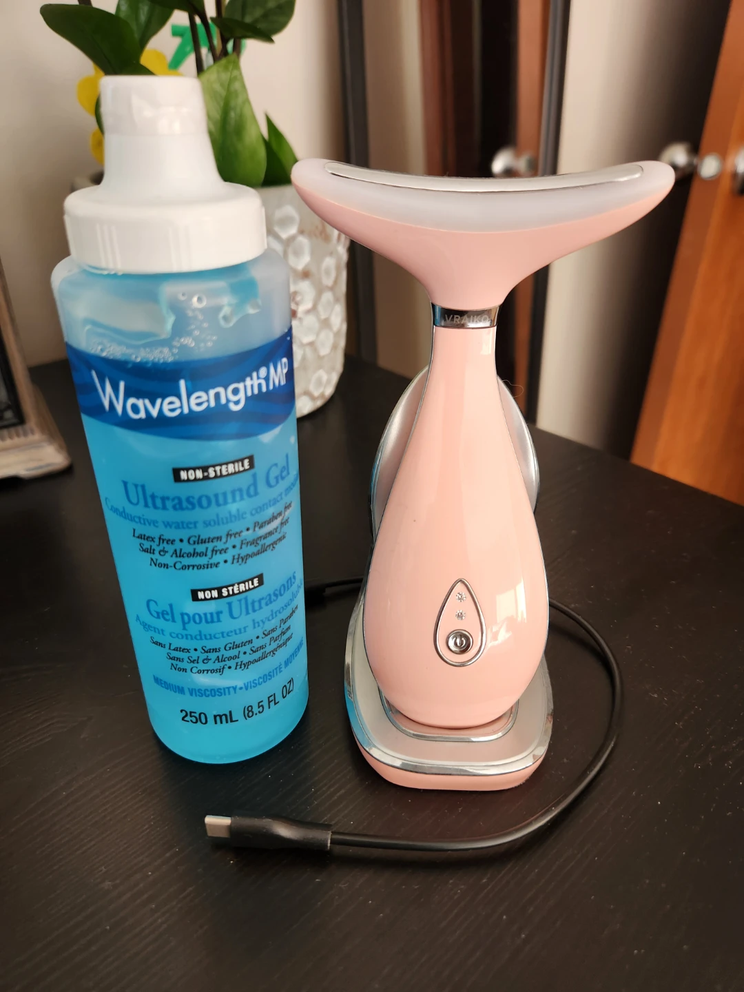 Red light facial device with vibration