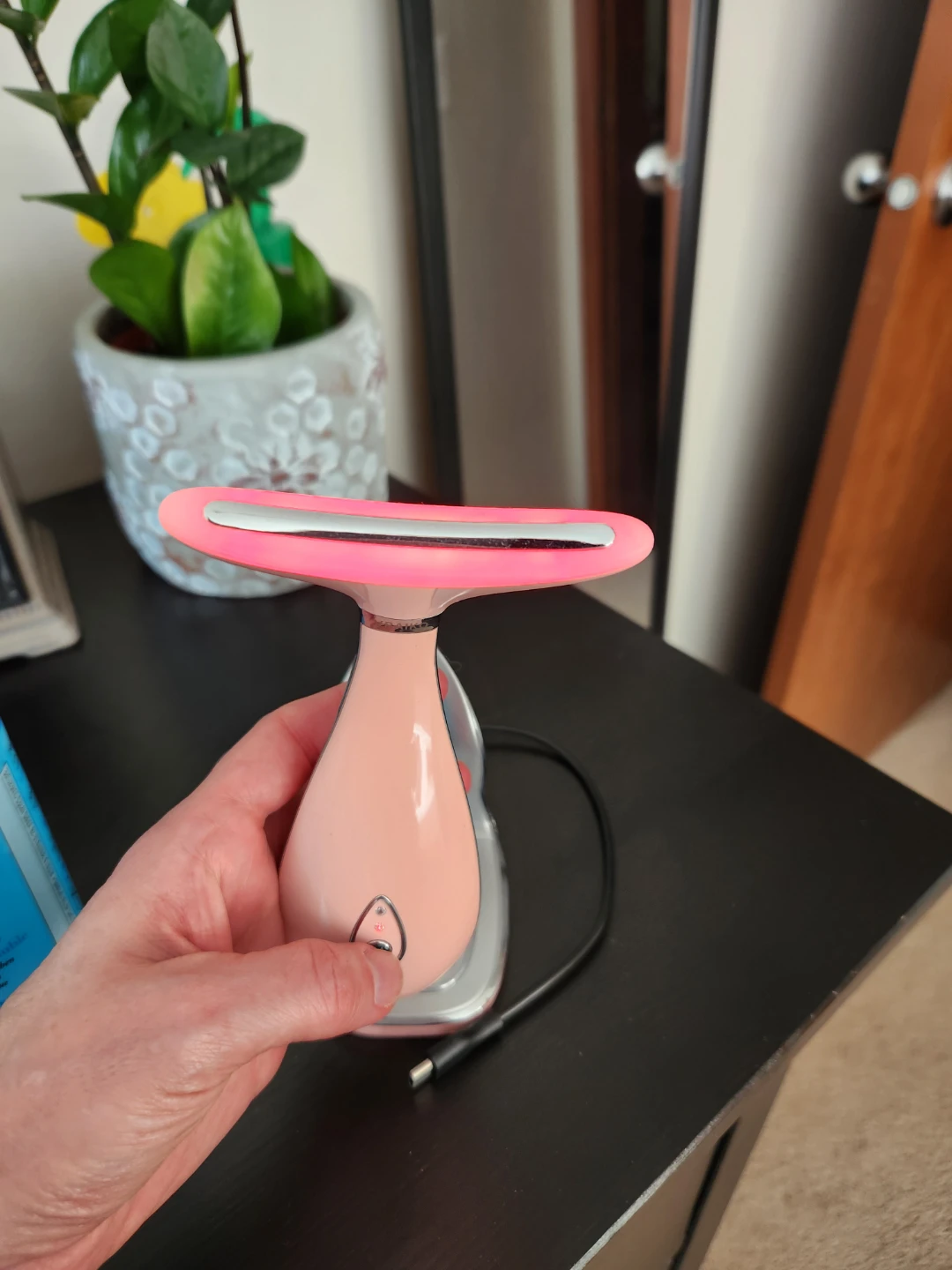 Red light facial device with vibration - photo 2