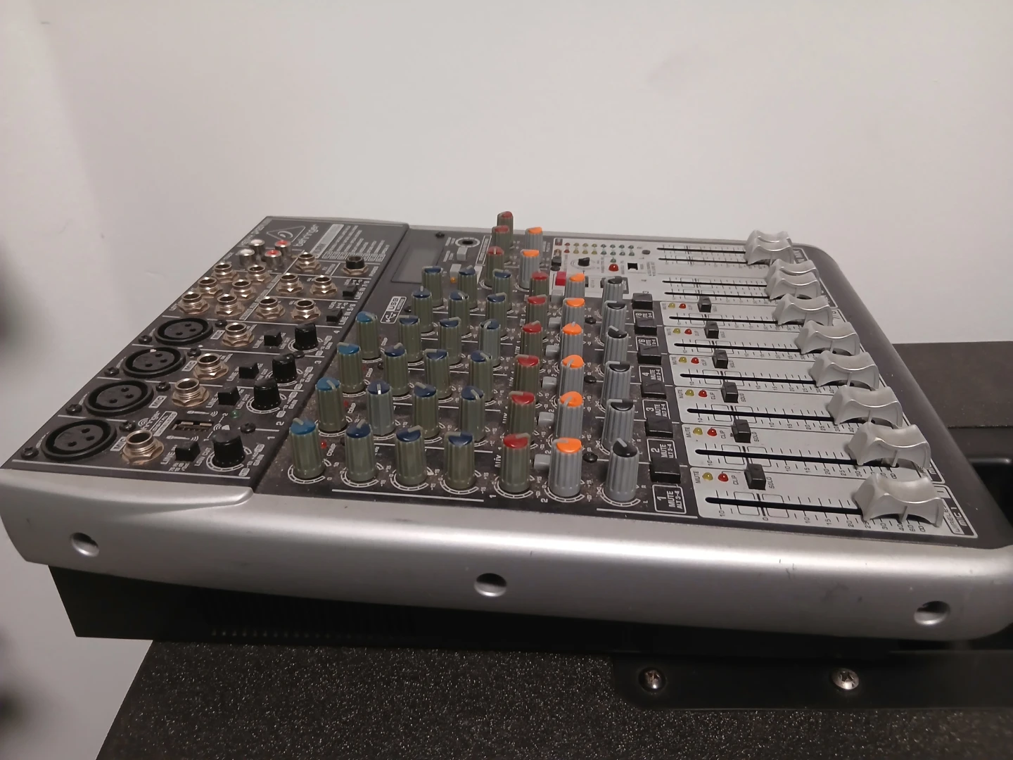 Behringer Xenyx QX1204USB Mixer