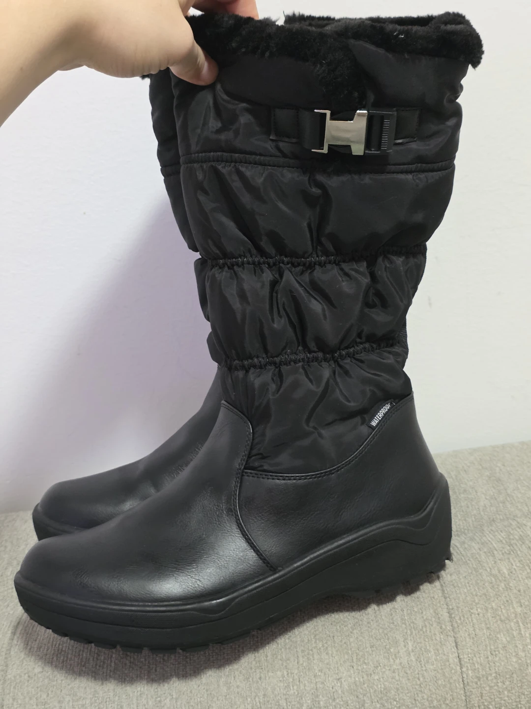 Womans Black Winter Boots - Size 7