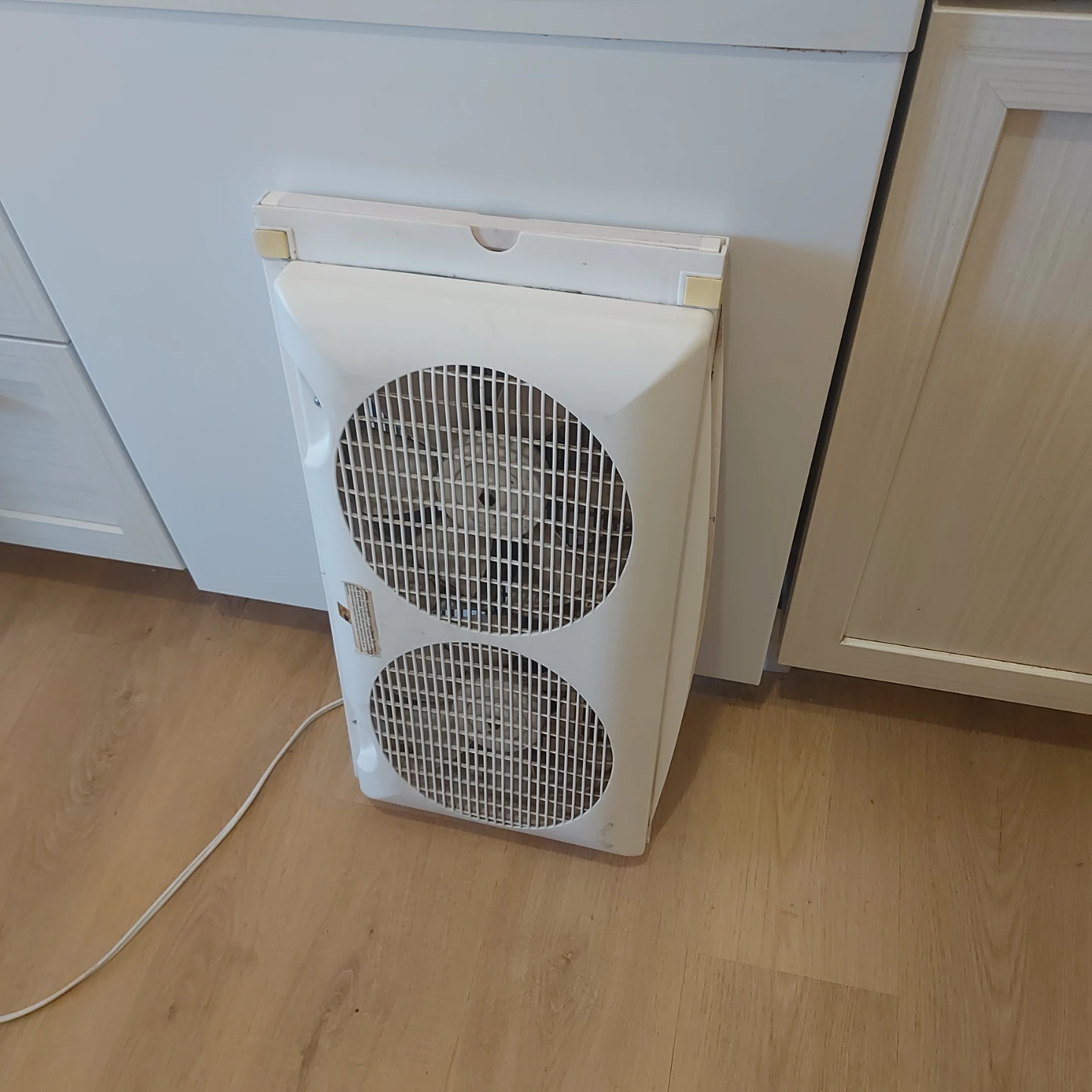 Bionaire Twin Reversible Airflow Window Fan - photo 2