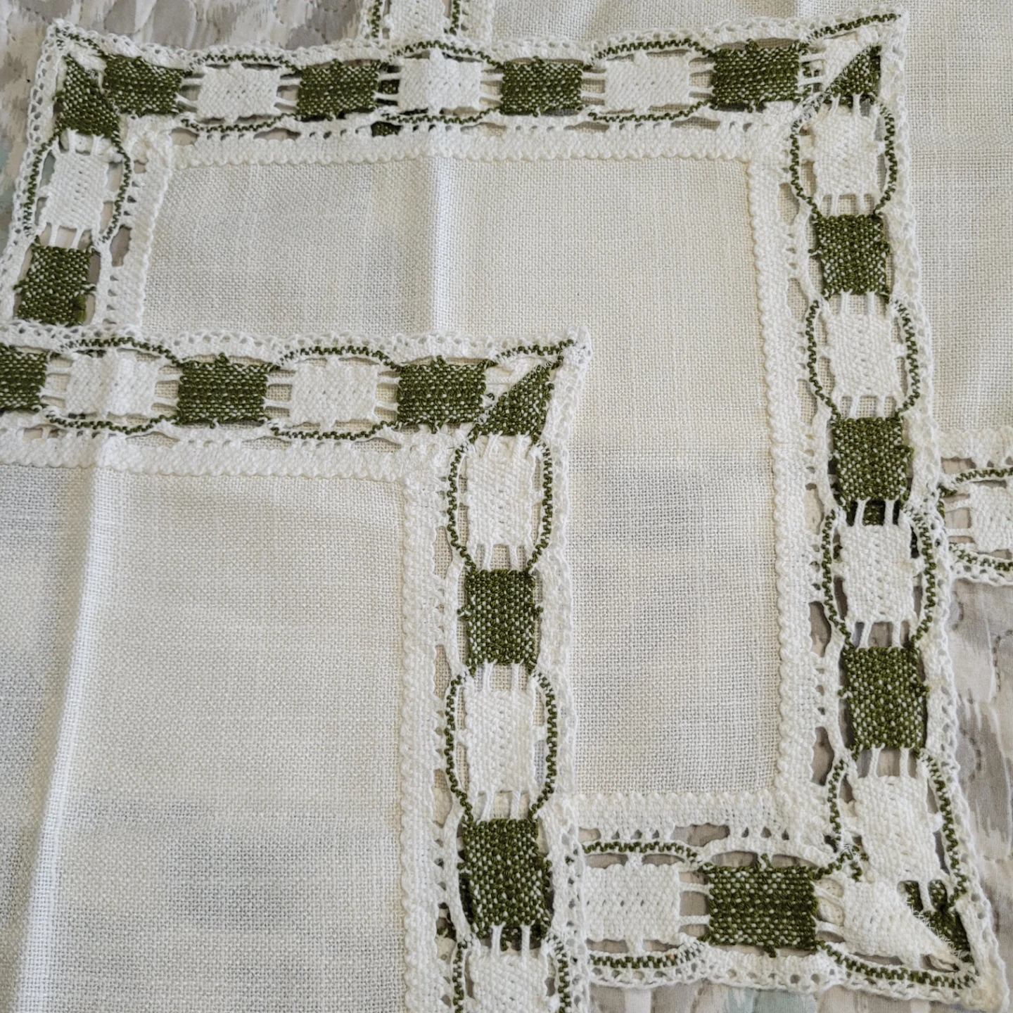 Set of 3 Beautiful Vintage Handmade 15" x 15" Doilies.. - photo 3