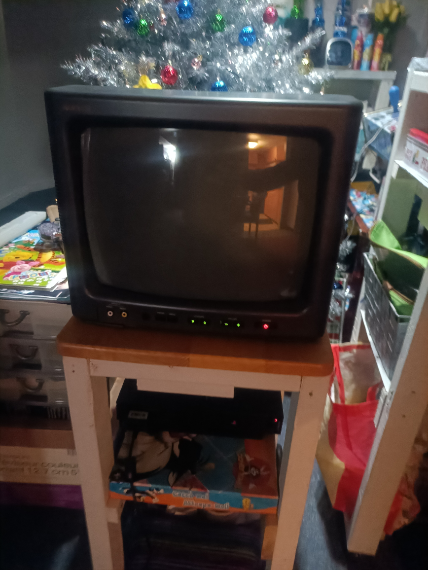 Brand new out of box audiovox 13 inch crt tv with composite inpu - photo 2