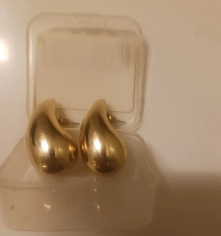 🥕 Gold Tone Teardrop Earrings never worned