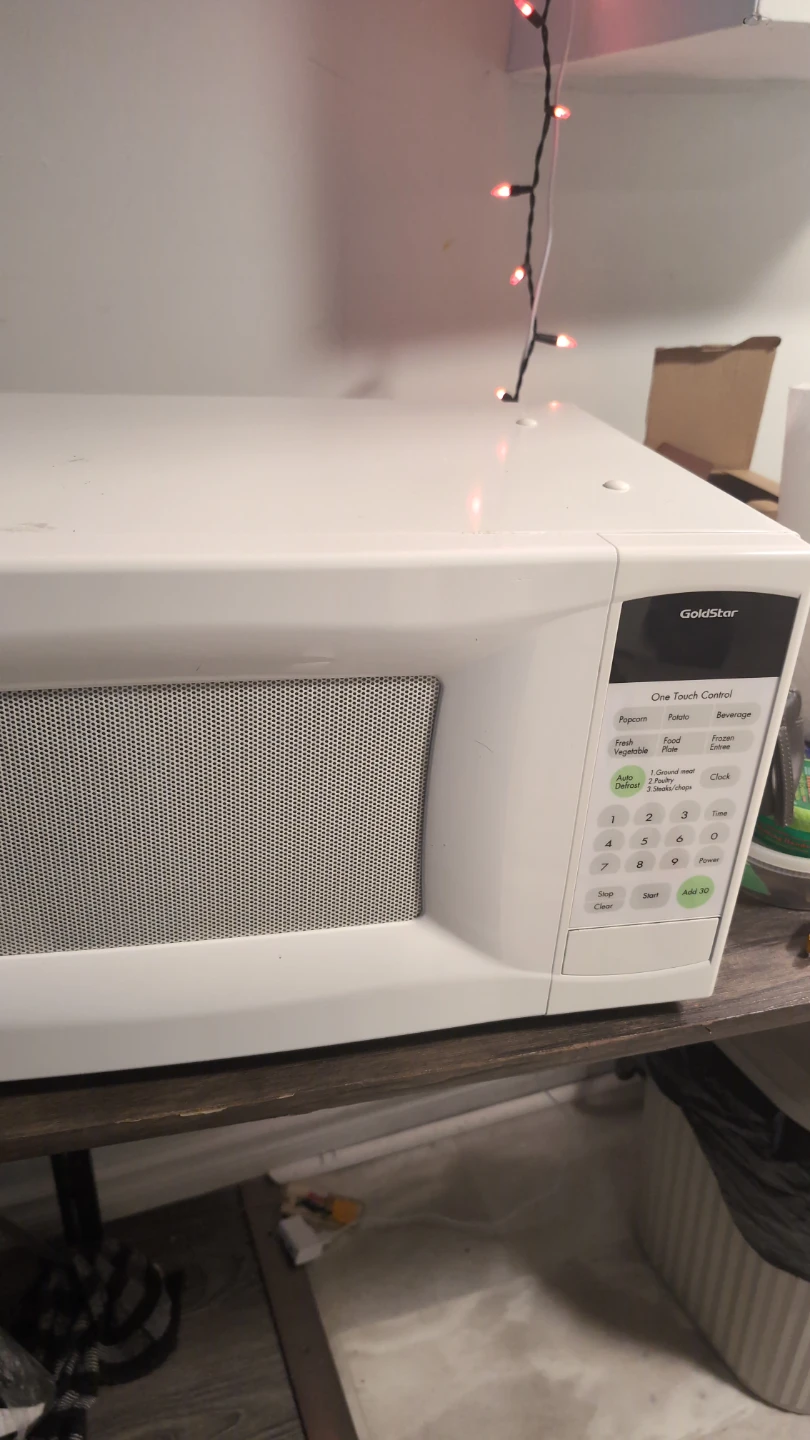 GoldStar Microwave - White