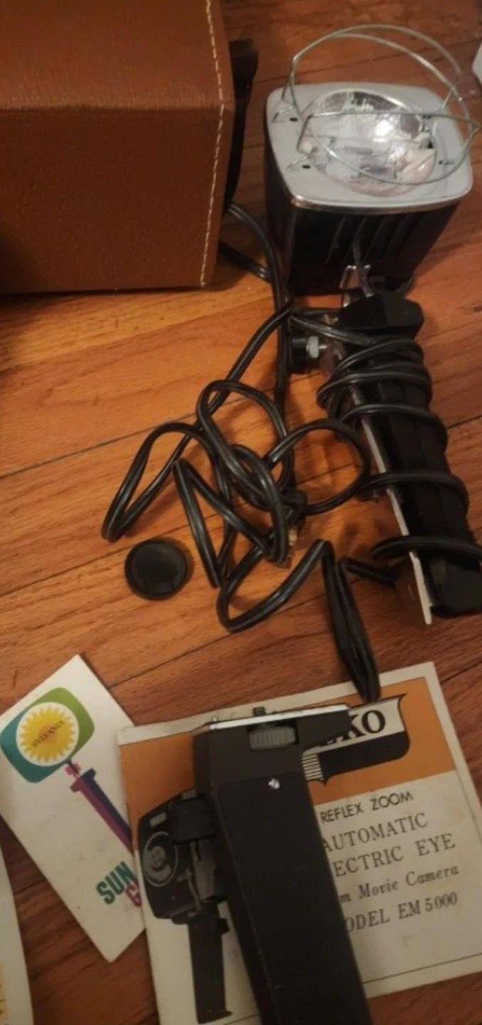 Yashica Reflex Zoom Movie Camera EM 5000 - photo 4