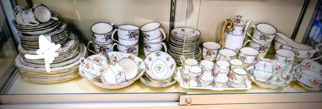 95 pc mint condition Royal Albert petit point china - photo 4