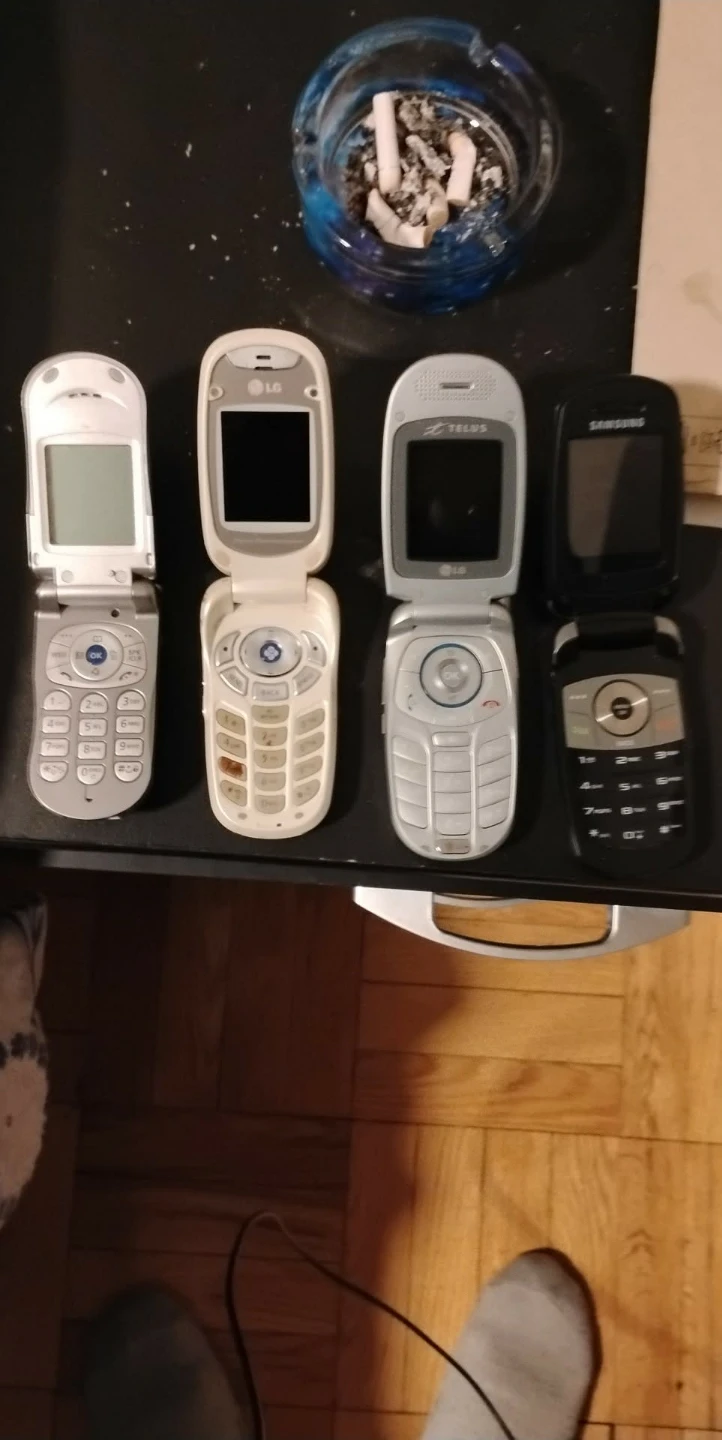 4 vintage flipphones ($60) - photo 2