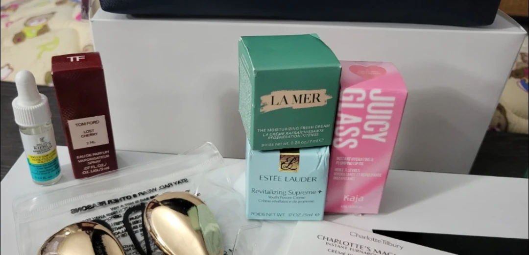 DIOR Toiletry Bag with various beauty samples - photo 3