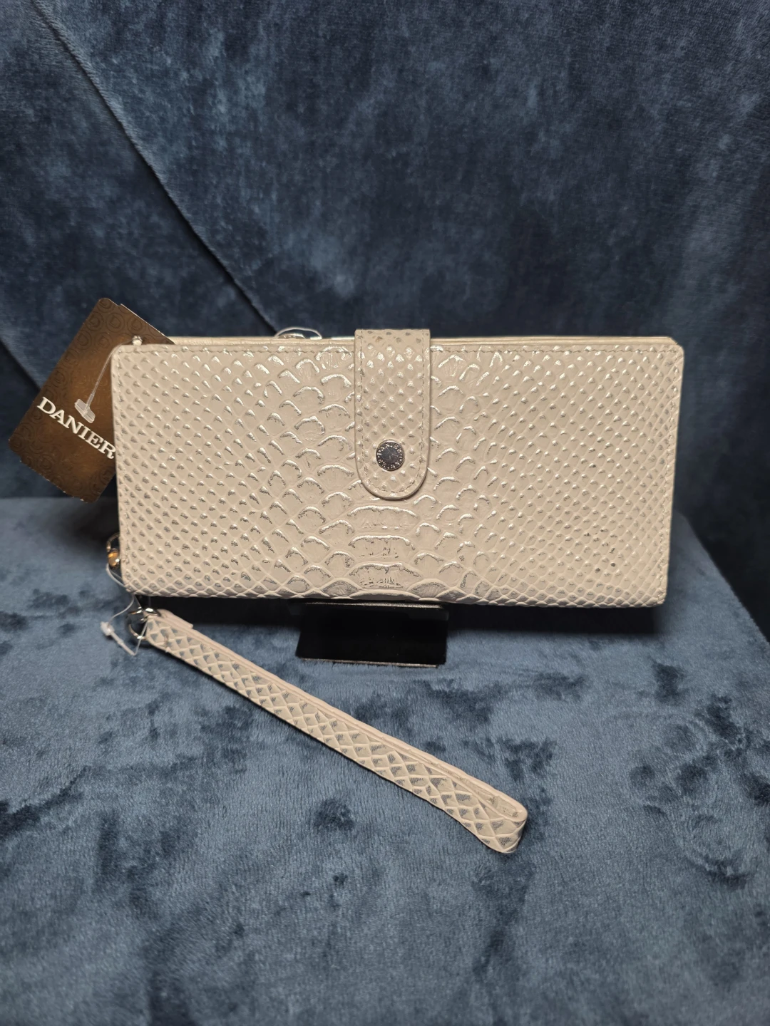 Danier Beige Snakeskin Wallet 🥕