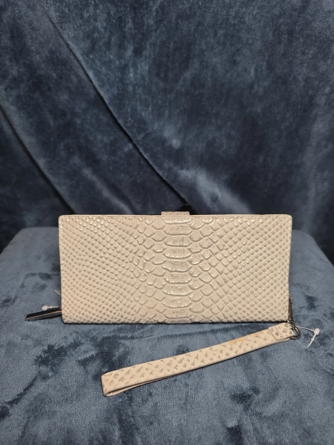 Danier Beige Snakeskin Wallet 🥕 - photo 2